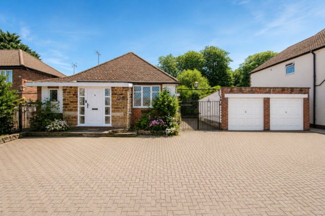 2 bed property, in Hall Avenue, £350,000