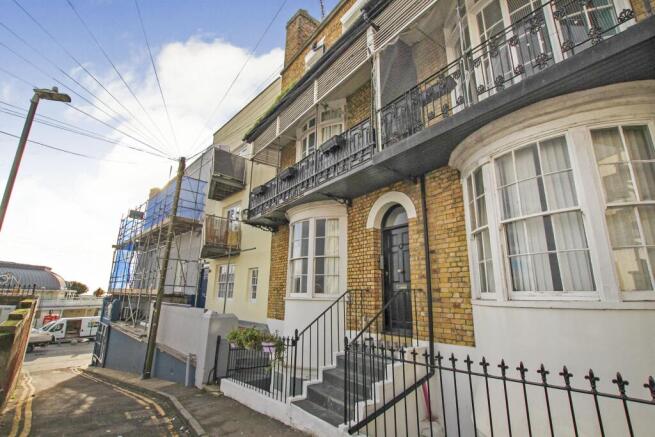 2 bed property, in Kent Terrace, £160,000