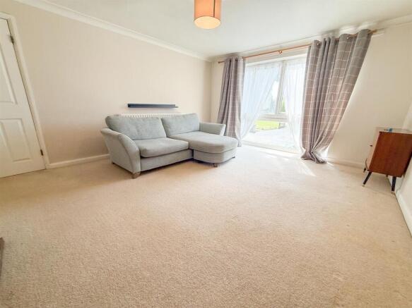 2 bed property, in Kingsway Court, £180,000
