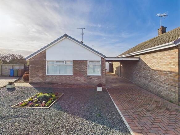2 bed property, in Danescroft, £225,000