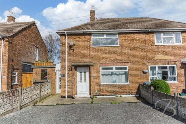 2 bed property, in Cedar Avenue, £140,000