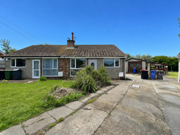 2 bed property, in Rosslyn Crescent, £119,950