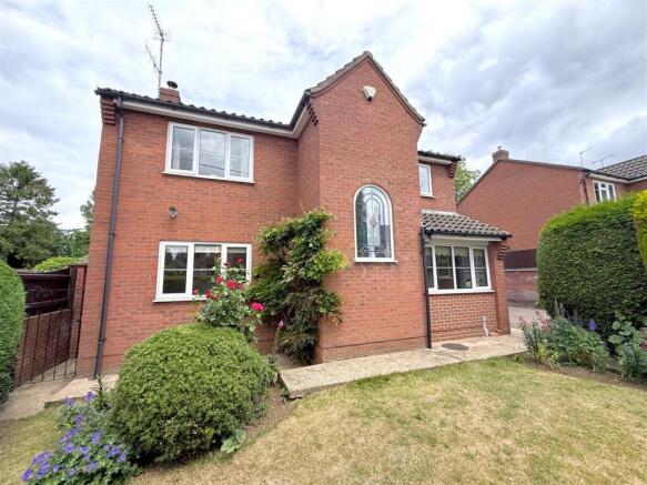3 bed property, in Main Street, £489,950