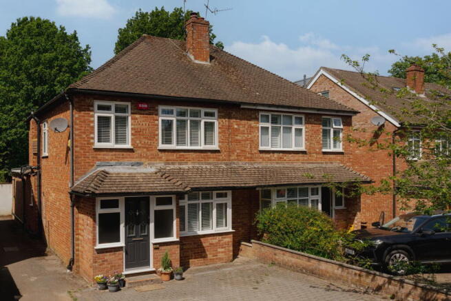 3 bed property, in Uplands Close, £800,000