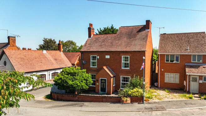 4 bed property, in The Green, £400,000