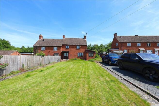 3 bed property, in Perton, £200,000