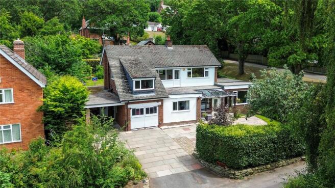 5 bed property, in Carriage Drive, £675,000
