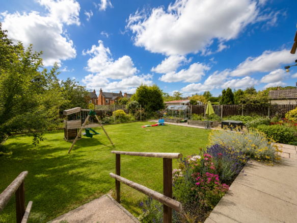 3 bed property, in Victoria Avenue, £350,000