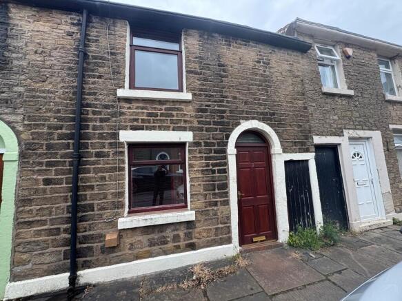 2 bed property, in West View Place, £80,000