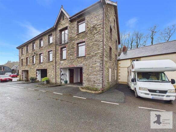 3 bed property, in Abercerdin Mill, £265,000