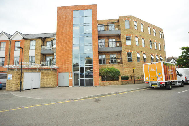 2 bed property, in High Road, £345,000