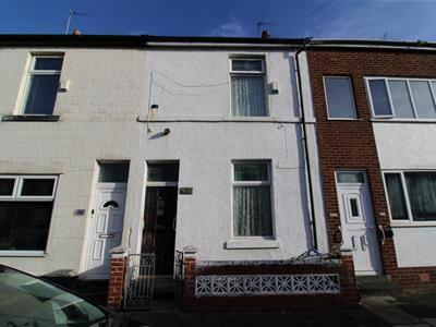 2 bed property, in Kemp Street, £75,000