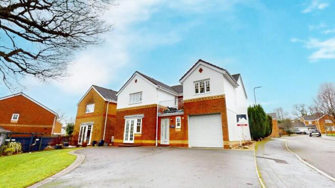 4 bed property, in Oaktrees, £645,000