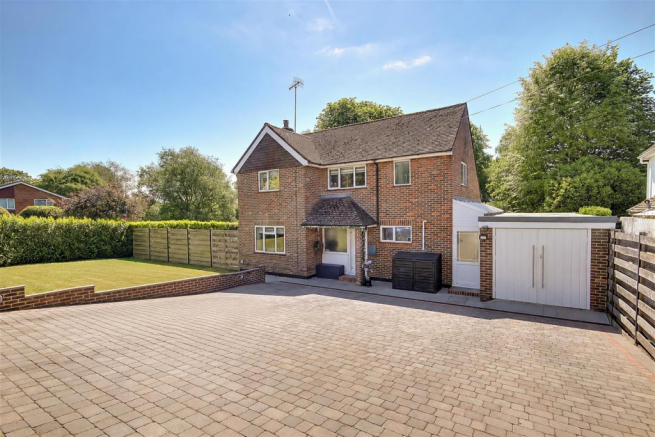 3 bed property, in Fifth Avenue, £785,000
