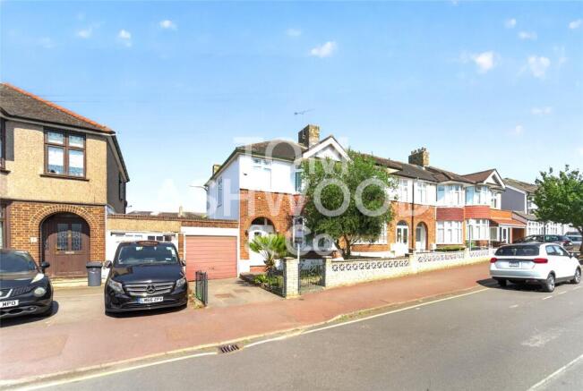 3 bed property, in Manor Road, £600,000