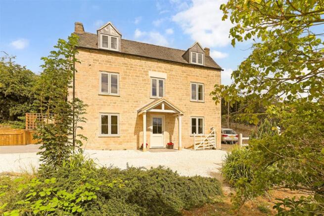 4 bed property, in Randwick, £585,000