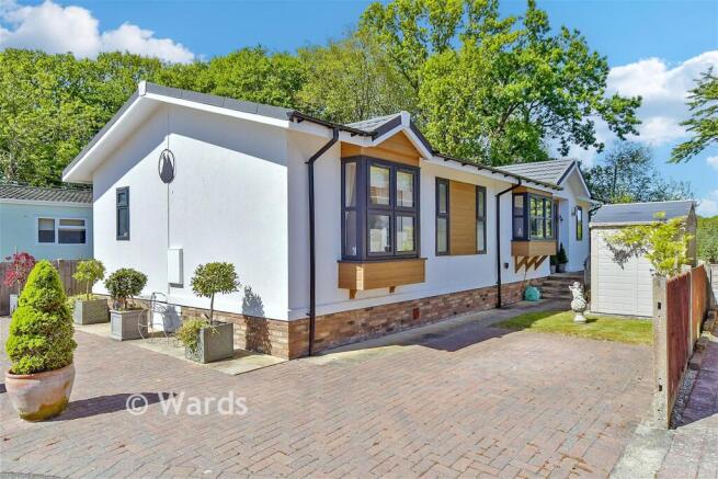 2 bed property, in Woodlands Park, £160,000
