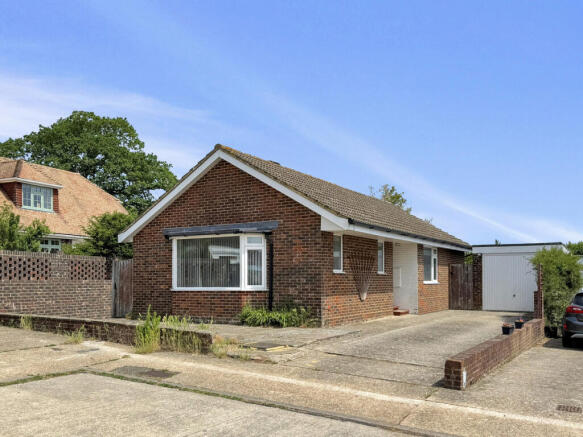 3 bed property, in Woodlands Close, £400,000
