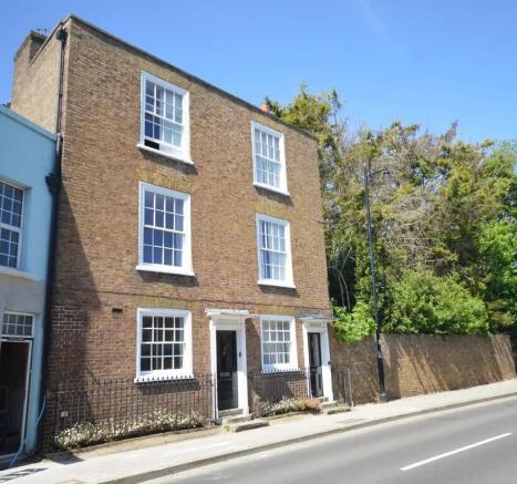 3 bed property, in Thames Street, £800,000