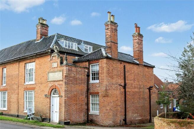 4 bed property, in 31A High Street, £180,000