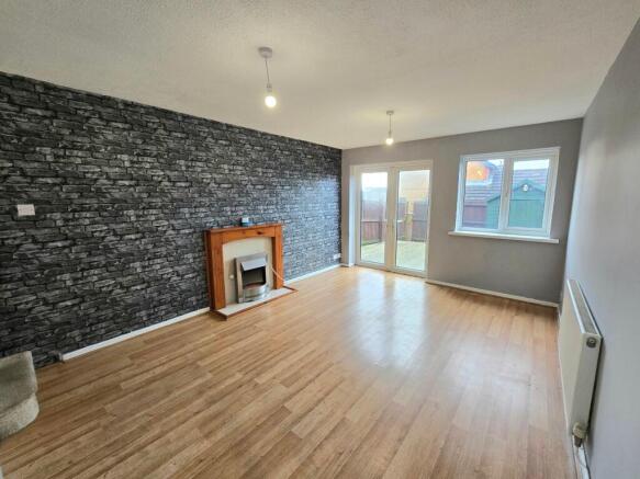 3 bed property, in Robins Hill, £195,000