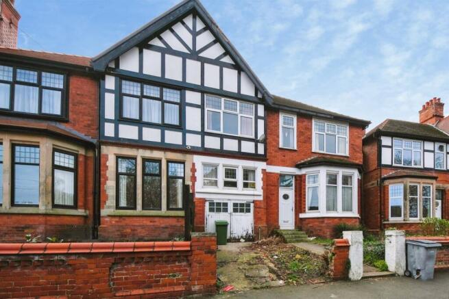 5 bed property, in Woodland Drive, £360,000