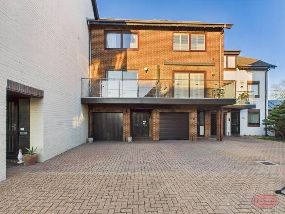 3 bed property, in Willow Way, £499,995