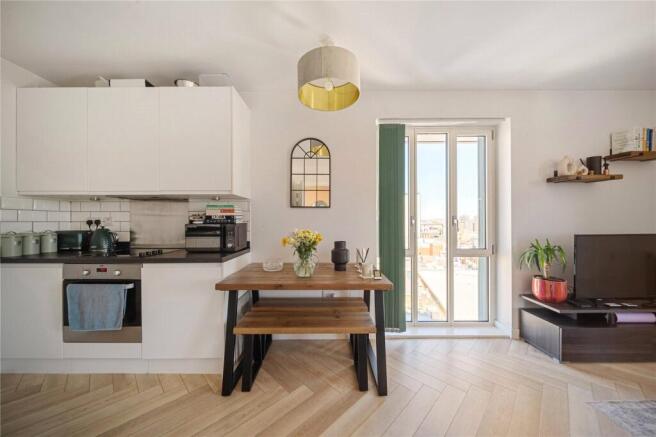 1 bed property, in Mapleton Crescent, £335,000