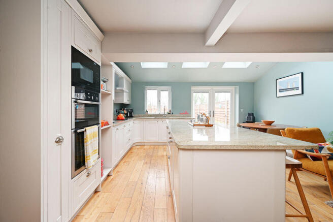 4 bed property, in Cemetery Road, £450,000