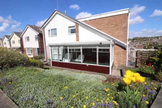 5 bed property, in Pondfields Drive, £325,000