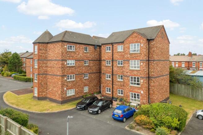 3 bed property, in Thomas Brassey Close, £210,000