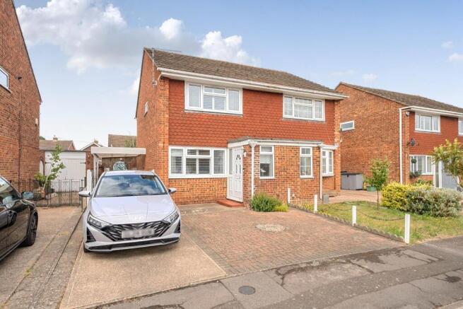 2 bed property, in Charles Close, £315,000