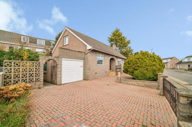 4 bed property, in Deemount Gardens, £295,000