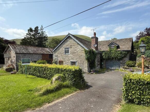 5 bed property, in New Radnor, £435,000