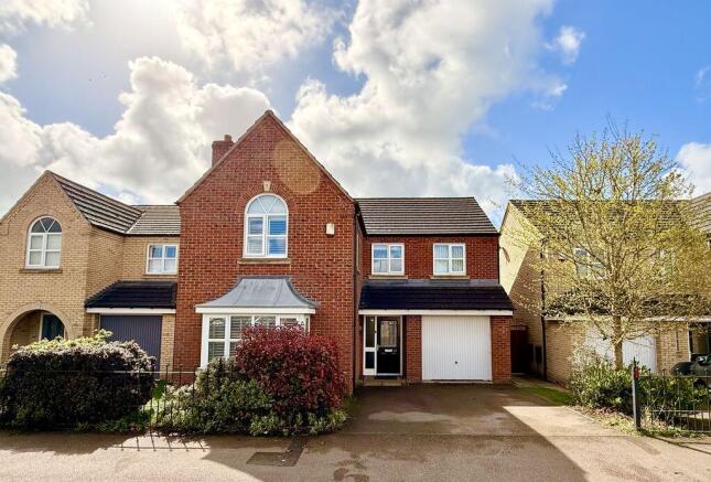 4 bed property, in The Crescent, £395,000