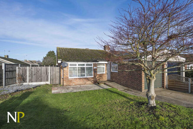 2 bed property, in Holly Way, £285,000