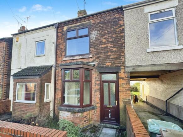 2 bed property, in Top Road, £120,000
