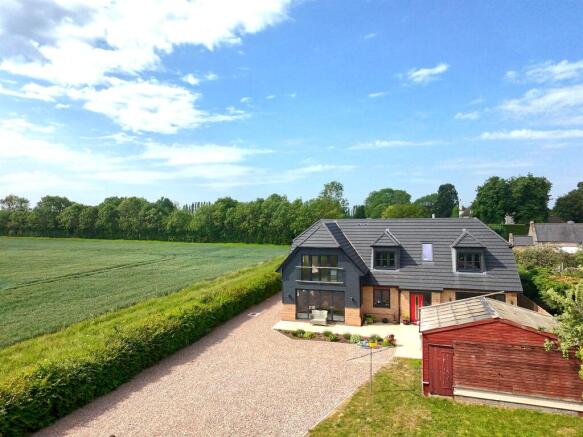 4 bed property, in Main Street, £900,000