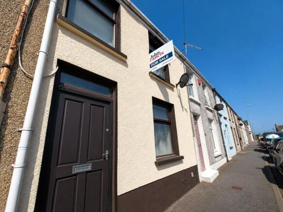 3 bed property, in Robert Street, £120,000