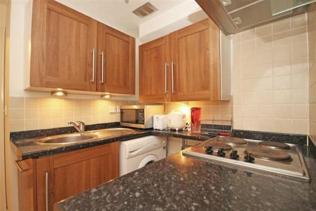 1 bed property, in Philbeach Gardens, £425,000