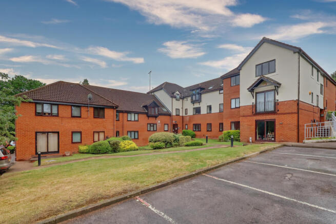 2 bed property, in St. Georges Court, £200,000