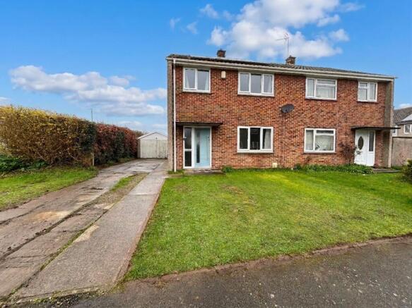 3 bed property, in Coln Square, £300,000
