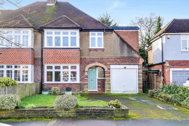 3 bed property, in Hillmont Road, £650,000