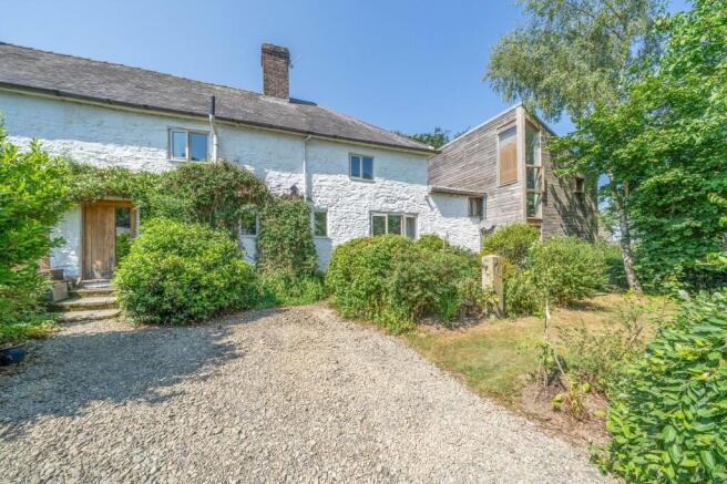 4 bed property, in Lower Down, £600,000