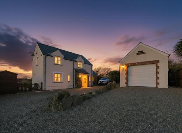 4 bed property, in Treffynnon, £500,000