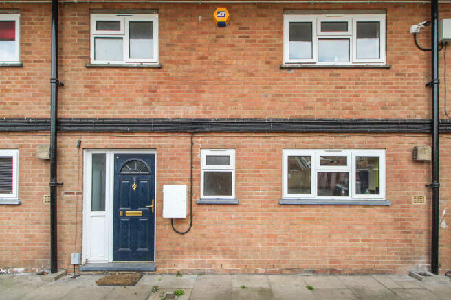 3 bed property, in Beauchamp Court, £180,000