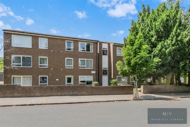 2 bed property, in Canning Road, £275,000