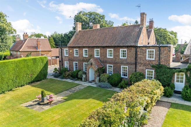 5 bed property, in Home Farm House, £795,000