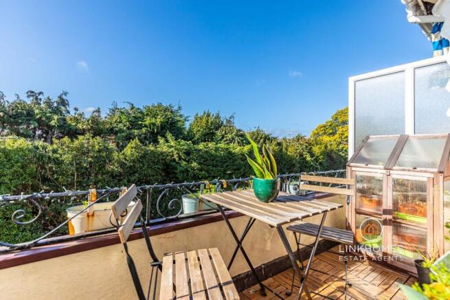 2 bed property, in Bournemouth Road, £225,000