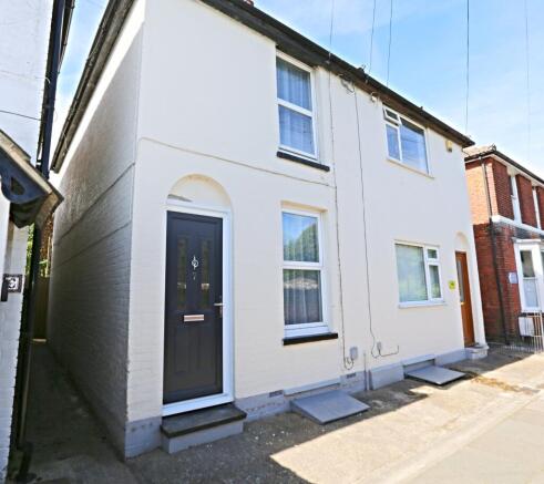 2 bed property, in Cross Lane, £280,000